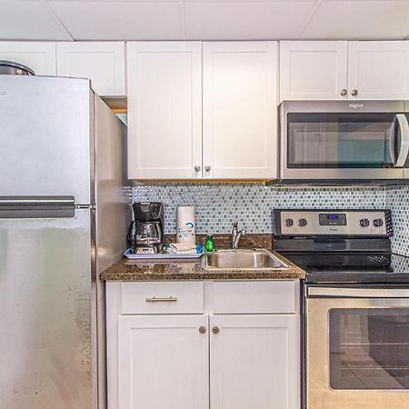 Oversized Ocean View Queen Suite With Beautiful Fireplace And Accents - Sleeps 4 Guests! Myrtle Beach Oda fotoğraf