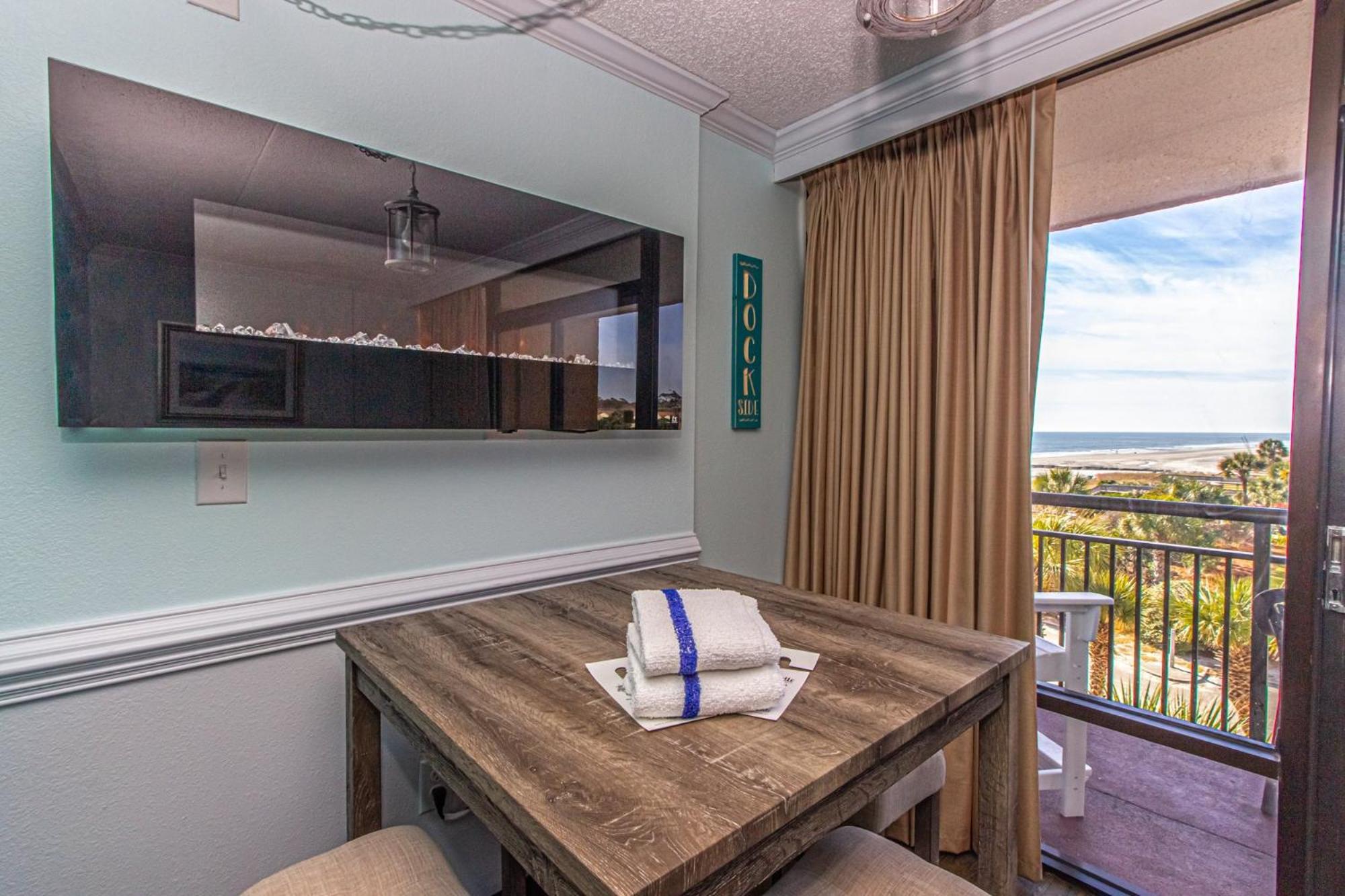 Oversized Ocean View Queen Suite With Beautiful Fireplace And Accents - Sleeps 4 Guests! Myrtle Beach Oda fotoğraf